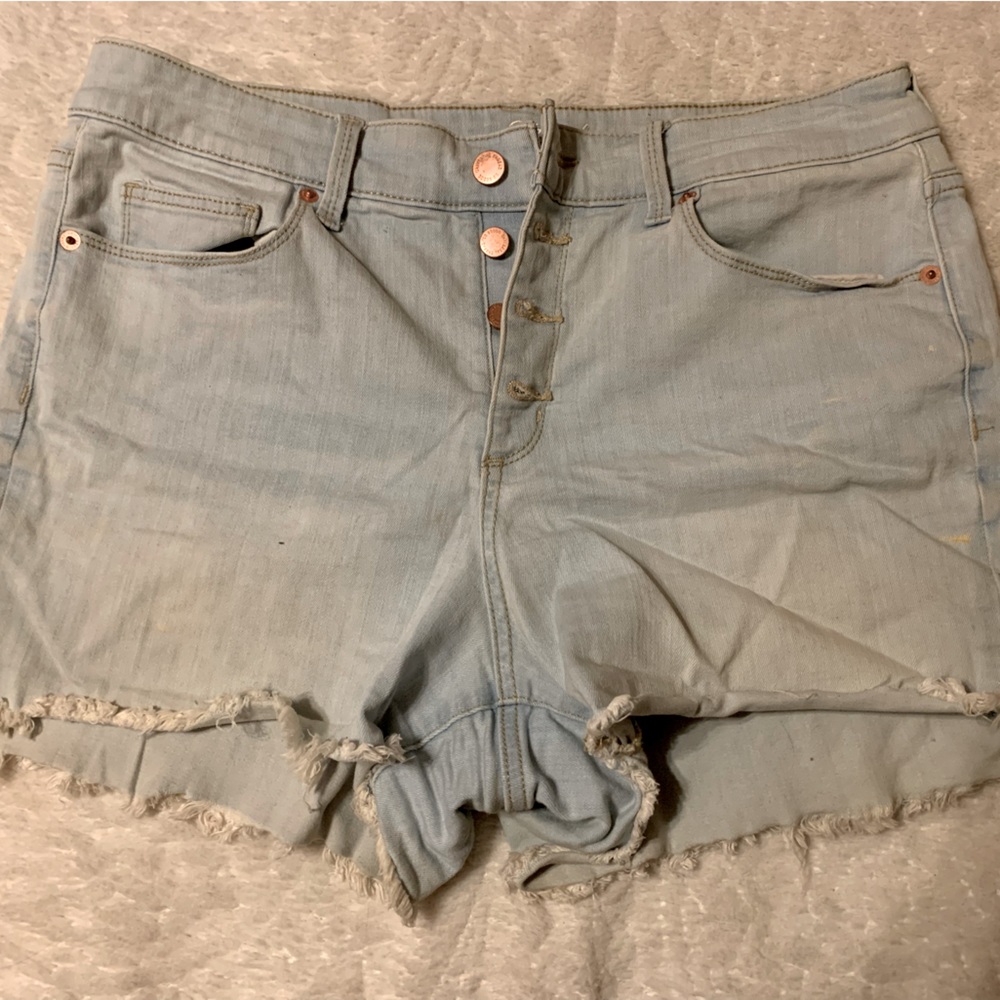 12/31 M/L. White washed blue. Brand: universal thread. High waisted shorts.